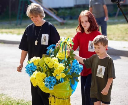 На фасаді будинку , де проживав Захисник - відкрили та освятили памʼятну дошку Руслану Приймаку.